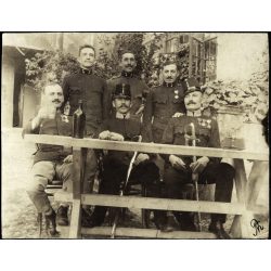   Magyar katonatisztek egyenruhában, kard, kitüntetés, érdemrend, egyenruha, bor, bajusz, 1. világháború, monarchia, 1910-es évek, Eredeti fotó,  papírkép.  