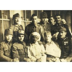   Magyar katonák katonakórházban, ápolónő, kitüntetés, érdemrend, egyenruha, bajusz, sebesült, 1. világháború, monarchia, 1910-es évek, Eredeti fotó,  papírkép.  
