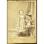 Licskó János műterme, Pest (Budapest), elegáns kislány virágokkal, monarchia, 1860-as évek, Eredeti CDV, vizitkártya fotó, alja vágott.  