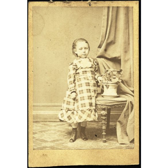 Licskó János műterme, Pest (Budapest), elegáns kislány virágokkal, monarchia, 1860-as évek, Eredeti CDV, vizitkártya fotó, alja vágott.  