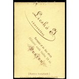 Licskó János műterme, Pest (Budapest), elegáns kislány virágokkal, monarchia, 1860-as évek, Eredeti CDV, vizitkártya fotó, alja vágott.  