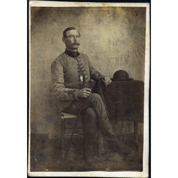 Ismeretlen műterem, elegáns férfi magyaros ruhában, bajusz, kalap, sétapálca, monarchia, 1860-as évek, Eredeti CDV, vizitkártya fotó.   