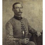 Ismeretlen műterem, elegáns férfi magyaros ruhában, bajusz, kalap, sétapálca, monarchia, 1860-as évek, Eredeti CDV, vizitkártya fotó.   