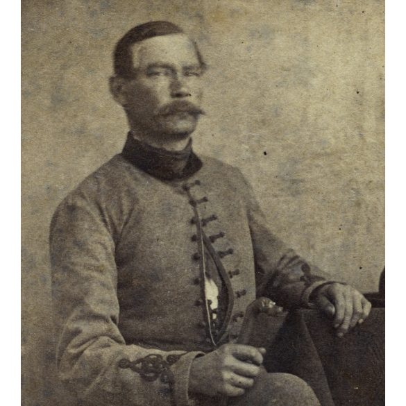 Ismeretlen műterem, elegáns férfi magyaros ruhában, bajusz, kalap, sétapálca, monarchia, 1860-as évek, Eredeti CDV, vizitkártya fotó.   