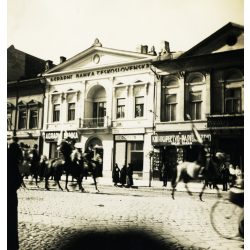   Magyar honvédek bevonulása, Kassa, Felvidék, üzletek, Agro Bank, feliratok, kirakatok, lovas katona, egyenruha, 2. világháború, Horthy-korszak, helytörténet, 1938, 1930-as évek, Eredeti fotó,  papírkép. 