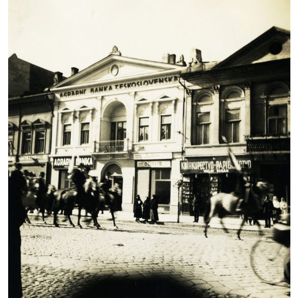 Magyar honvédek bevonulása, Kassa, Felvidék, üzletek, Agro Bank, feliratok, kirakatok, lovas katona, egyenruha, 2. világháború, Horthy-korszak, helytörténet, 1938, 1930-as évek, Eredeti fotó,  papírkép. 