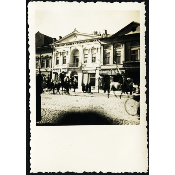 Magyar honvédek bevonulása, Kassa, Felvidék, üzletek, Agro Bank, feliratok, kirakatok, lovas katona, egyenruha, 2. világháború, Horthy-korszak, helytörténet, 1938, 1930-as évek, Eredeti fotó,  papírkép. 
