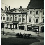 Kirakatok a Fő utcán, Kassa, Felvidék, üzletek, feliratok, kirakatok, Müller bútorbolt, kerékpár, lovas hintó Horthy-korszak, helytörténet, 1930-as évek, Eredeti fotó,  papírkép.  