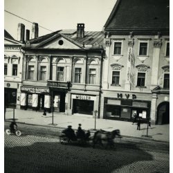   Kirakatok a Fő utcán, Kassa, Felvidék, üzletek, feliratok, kirakatok, Müller bútorbolt, kerékpár, lovas hintó Horthy-korszak, helytörténet, 1930-as évek, Eredeti fotó,  papírkép.  