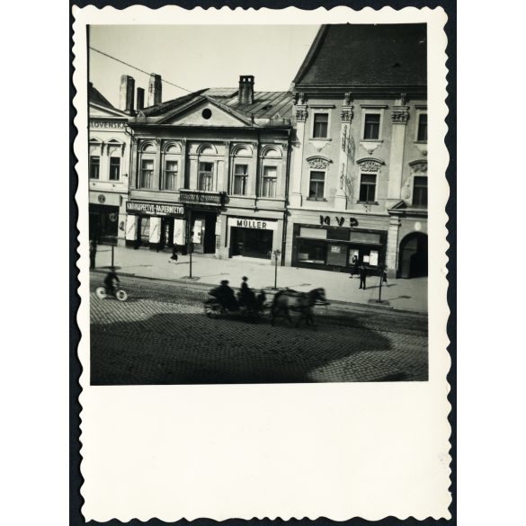 Kirakatok a Fő utcán, Kassa, Felvidék, üzletek, feliratok, kirakatok, Müller bútorbolt, kerékpár, lovas hintó Horthy-korszak, helytörténet, 1930-as évek, Eredeti fotó,  papírkép.  