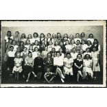 Koka Barnabás fényképész mester, Püspökladány, iskolás lányok tanárnőkkel, osztálykép, helytörténet, kommunizmus, 1950-es évek, Eredeti fotó, hátulján jelzett papírkép.   