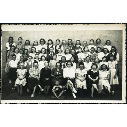  Koka Barnabás fényképész mester, Püspökladány, iskolás lányok tanárnőkkel, osztálykép, helytörténet, kommunizmus, 1950-es évek, Eredeti fotó, hátulján jelzett papírkép.   