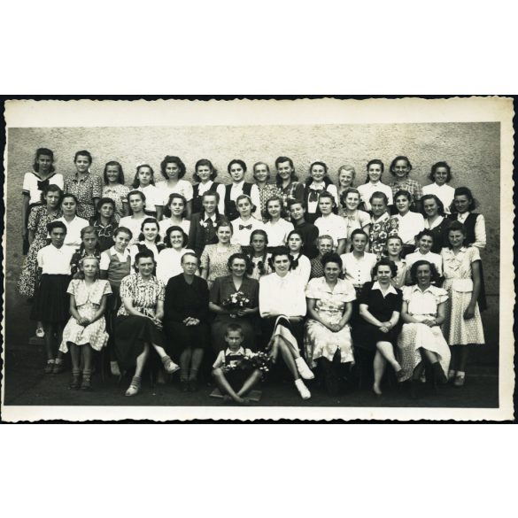 Koka Barnabás fényképész mester, Püspökladány, iskolás lányok tanárnőkkel, osztálykép, helytörténet, kommunizmus, 1950-es évek, Eredeti fotó, hátulján jelzett papírkép.   