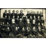 Szabó Gizella fényképész, Celldömölk, iskolás lányok igazgatóval, apácák, osztálykép, polgári iskola IV. osztályos tanulói, szobor, matrózblúz, helytörténet, Horthy-korszak, 1920-as évek, Eredeti fotó, hátulján feliratozott, pecséttel jelzett papírké