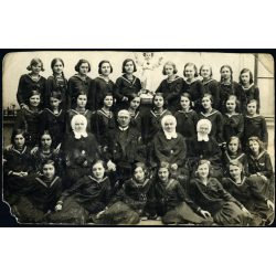   Szabó Gizella fényképész, Celldömölk, iskolás lányok igazgatóval, apácák, osztálykép, polgári iskola IV. osztályos tanulói, szobor, matrózblúz, helytörténet, Horthy-korszak, 1920-as évek, Eredeti fotó, hátulján feliratozott, pecséttel jelzett papírké