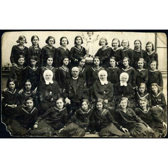 Szabó Gizella fényképész, Celldömölk, iskolás lányok igazgatóval, apácák, osztálykép, polgári iskola IV. osztályos tanulói, szobor, matrózblúz, helytörténet, Horthy-korszak, 1920-as évek, Eredeti fotó, hátulján feliratozott, pecséttel jelzett papírké