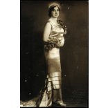 Schnitzer művészi fényképész, Hódmezővásárhely, elegáns nő portréja, Tőkés Anna színésznő (?), különös ruha, művész, színház, 1930-es évek, Horthy-korszak, Eredeti fotó, mélynyomóval jelzett papírkép, felületén nyomódások. Ritka műterem.