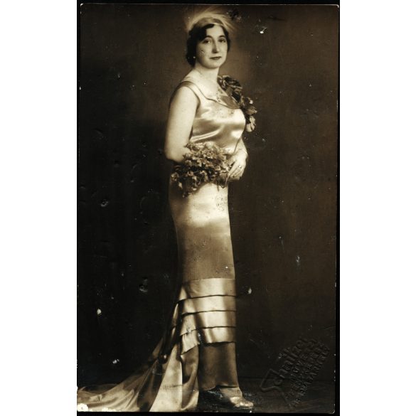 Schnitzer művészi fényképész, Hódmezővásárhely, elegáns nő portréja, Tőkés Anna színésznő (?), különös ruha, művész, színház, 1930-es évek, Horthy-korszak, Eredeti fotó, mélynyomóval jelzett papírkép, felületén nyomódások. Ritka műterem.