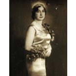Schnitzer művészi fényképész, Hódmezővásárhely, elegáns nő portréja, Tőkés Anna színésznő (?), különös ruha, művész, színház, 1930-es évek, Horthy-korszak, Eredeti fotó, mélynyomóval jelzett papírkép, felületén nyomódások. Ritka műterem.