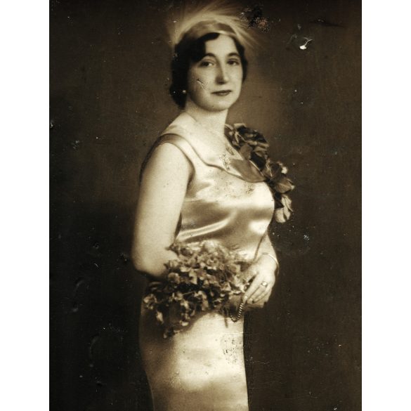 Schnitzer művészi fényképész, Hódmezővásárhely, elegáns nő portréja, Tőkés Anna színésznő (?), különös ruha, művész, színház, 1930-es évek, Horthy-korszak, Eredeti fotó, mélynyomóval jelzett papírkép, felületén nyomódások. Ritka műterem.