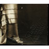 Schnitzer művészi fényképész, Hódmezővásárhely, elegáns nő portréja, Tőkés Anna színésznő (?), különös ruha, művész, színház, 1930-es évek, Horthy-korszak, Eredeti fotó, mélynyomóval jelzett papírkép, felületén nyomódások. Ritka műterem.