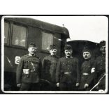 Magyar honvédek a vasútállomáson, Beregszász, Kárpátalja, egyenruha, katona, bajusz, jármű, közlekedés, 2. világháború, Horthy-korszak, helytörténet, 1939, 1930-as évek, Eredeti fotó,  hátulján feliratozott papírkép, sarka törött.