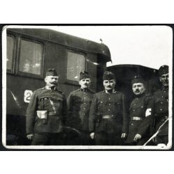   Magyar honvédek a vasútállomáson, Beregszász, Kárpátalja, egyenruha, katona, bajusz, jármű, közlekedés, 2. világháború, Horthy-korszak, helytörténet, 1939, 1930-as évek, Eredeti fotó,  hátulján feliratozott papírkép, sarka törött.