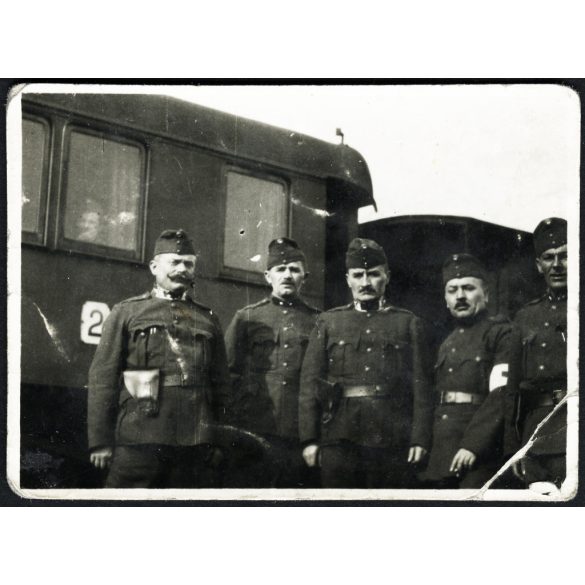 Magyar honvédek a vasútállomáson, Beregszász, Kárpátalja, egyenruha, katona, bajusz, jármű, közlekedés, 2. világháború, Horthy-korszak, helytörténet, 1939, 1930-as évek, Eredeti fotó,  hátulján feliratozott papírkép, sarka törött.