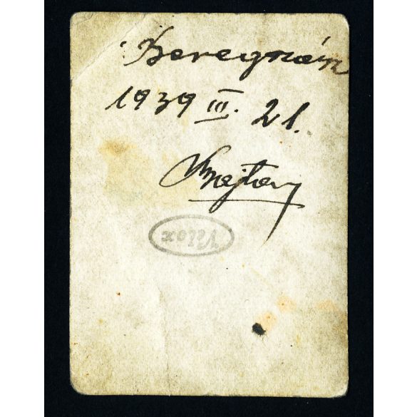 Magyar honvédek a vasútállomáson, Beregszász, Kárpátalja, egyenruha, katona, bajusz, jármű, közlekedés, 2. világháború, Horthy-korszak, helytörténet, 1939, 1930-as évek, Eredeti fotó,  hátulján feliratozott papírkép, sarka törött.