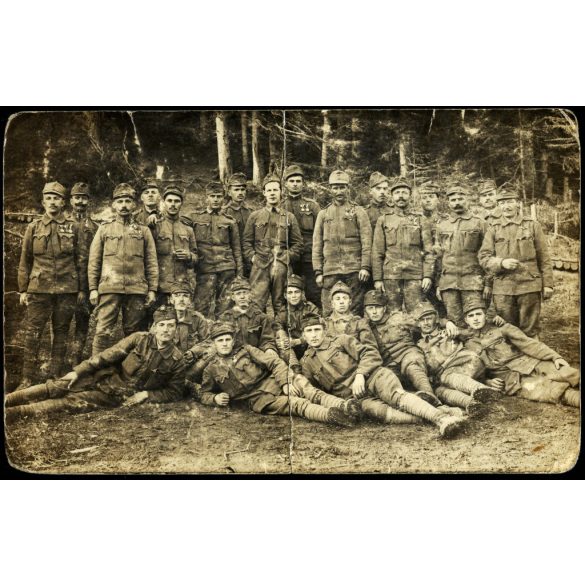 Magyar katonák a harctéren, egyenruha, kitüntetés, érdemrend, 1. világháború, monarchia, 1917, 1910-es évek, Eredeti fotó,  papírkép, törésnyomokkal.  