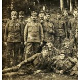 Magyar katonák a harctéren, egyenruha, kitüntetés, érdemrend, 1. világháború, monarchia, 1917, 1910-es évek, Eredeti fotó,  papírkép, törésnyomokkal.  
