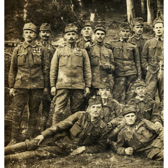 Magyar katonák a harctéren, egyenruha, kitüntetés, érdemrend, 1. világháború, monarchia, 1917, 1910-es évek, Eredeti fotó,  papírkép, törésnyomokkal.  