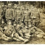 Magyar katonák a harctéren, egyenruha, kitüntetés, érdemrend, 1. világháború, monarchia, 1917, 1910-es évek, Eredeti fotó,  papírkép, törésnyomokkal.  