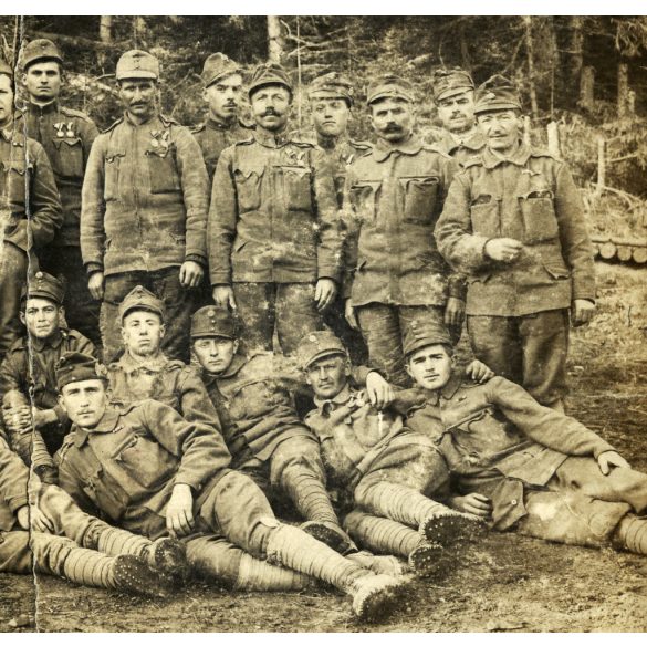 Magyar katonák a harctéren, egyenruha, kitüntetés, érdemrend, 1. világháború, monarchia, 1917, 1910-es évek, Eredeti fotó,  papírkép, törésnyomokkal.  