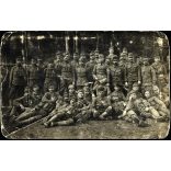 Magyar katonák a harctéren, 19. Népfölkelő Gyalogezred, egyenruha, kitüntetés, érdemrend, 1. világháború, monarchia, 1917, 1910-es évek, Vácra címezve. Eredeti, hátulján pecséttel jelzett fotó,  papírkép, törésnyomokkal.  