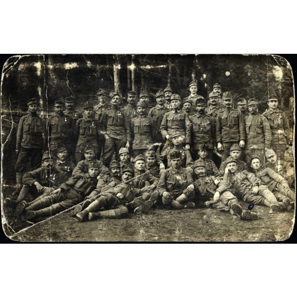 Magyar katonák a harctéren, 19. Népfölkelő Gyalogezred, egyenruha, kitüntetés, érdemrend, 1. világháború, monarchia, 1917, 1910-es évek, Vácra címezve. Eredeti, hátulján pecséttel jelzett fotó,  papírkép, törésnyomokkal.  