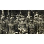 Magyar katonák a harctéren, 19. Népfölkelő Gyalogezred, egyenruha, kitüntetés, érdemrend, 1. világháború, monarchia, 1917, 1910-es évek, Vácra címezve. Eredeti, hátulján pecséttel jelzett fotó,  papírkép, törésnyomokkal.  