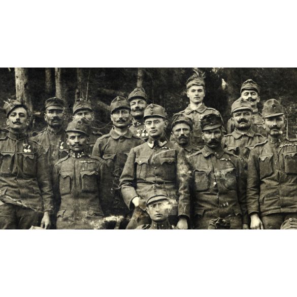 Magyar katonák a harctéren, 19. Népfölkelő Gyalogezred, egyenruha, kitüntetés, érdemrend, 1. világháború, monarchia, 1917, 1910-es évek, Vácra címezve. Eredeti, hátulján pecséttel jelzett fotó,  papírkép, törésnyomokkal.  