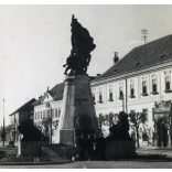 Hősi emlékmű, Vác, szobor, 1. világháborús emlékmű, helytörténet, Horthy-korszak, 1930-as évek. Eredeti fotó,  papírkép.  