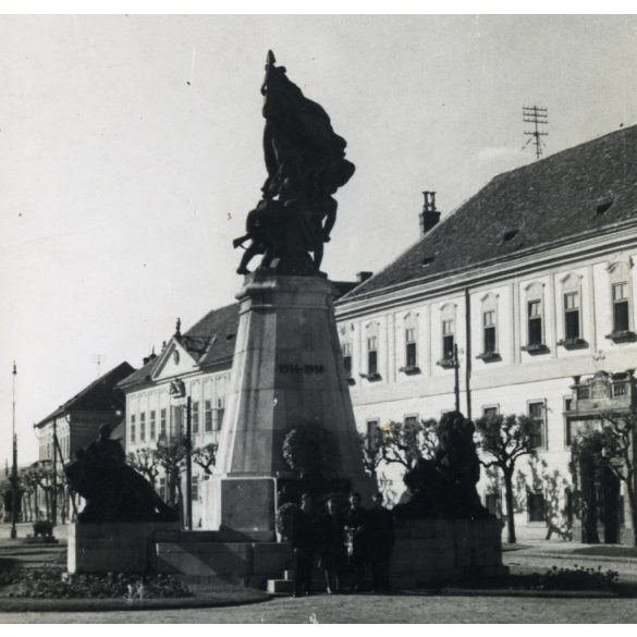 Hősi emlékmű, Vác, szobor, 1. világháborús emlékmű, helytörténet, Horthy-korszak, 1930-as évek. Eredeti fotó,  papírkép.  