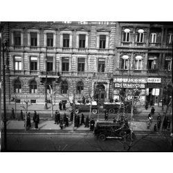   Szendrő István jelzetlen fotónegatívja, Anrássy út 60. és 62. szám, teherautó pótkocsival, személygépkocsi, jármű, közlekedés, üzletek, kirakatok, feliratok, Horthy-korszak, 1930-as évek,  Eredeti nagyméretű fotó negatív! 