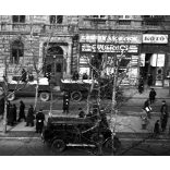 Szendrő István jelzetlen fotónegatívja, Anrássy út 60. és 62. szám, teherautó pótkocsival, személygépkocsi, jármű, közlekedés, üzletek, kirakatok, feliratok, Horthy-korszak, 1930-as évek,  Eredeti nagyméretű fotó negatív! 