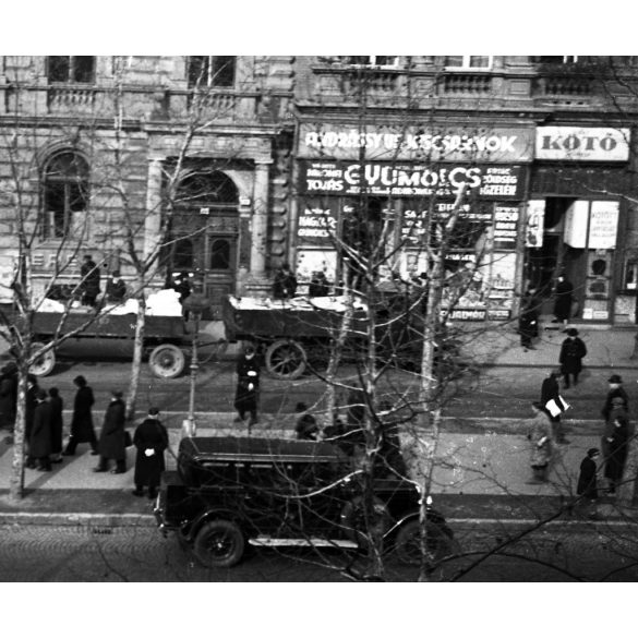 Szendrő István jelzetlen fotónegatívja, Anrássy út 60. és 62. szám, teherautó pótkocsival, személygépkocsi, jármű, közlekedés, üzletek, kirakatok, feliratok, Horthy-korszak, 1930-as évek,  Eredeti nagyméretű fotó negatív! 