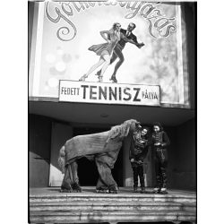   Szendrő István jelzetlen fotónegatívja, Elek István, Ormos Ernő korcsolyabajnokok görkorcsolya  társulata, „Crasy Horse”, ló görkorcsolyán, Budapest, Városliget, Angol Park, fedett teniszpálya, reklám, sport, cirkusz, színház, művész, Horthy-korszak,
