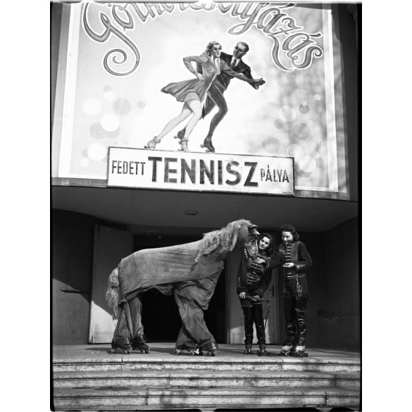 Szendrő István jelzetlen fotónegatívja, Elek István, Ormos Ernő korcsolyabajnokok görkorcsolya  társulata, „Crasy Horse”, ló görkorcsolyán, Budapest, Városliget, Angol Park, fedett teniszpálya, reklám, sport, cirkusz, színház, művész, Horthy-korszak,