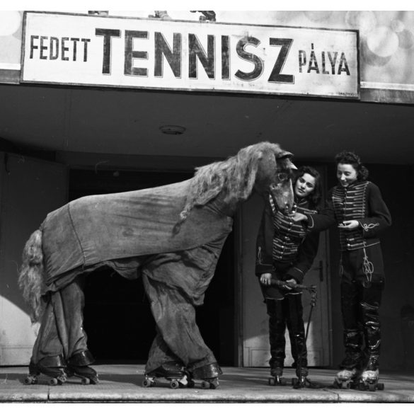 Szendrő István jelzetlen fotónegatívja, Elek István, Ormos Ernő korcsolyabajnokok görkorcsolya  társulata, „Crasy Horse”, ló görkorcsolyán, Budapest, Városliget, Angol Park, fedett teniszpálya, reklám, sport, cirkusz, színház, művész, Horthy-korszak,