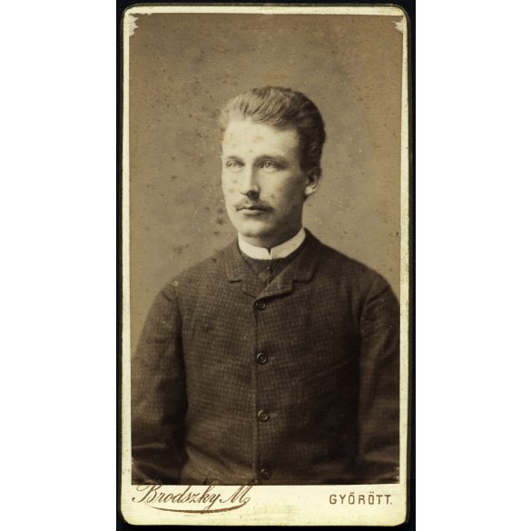 Brodszky Miklós műterme, Győr, elegáns bajuszos férfi portréja, monarchia, 1880-as évek, Eredeti CDV, vizitkártya fotó.   méret megközelítőleg (centiméterben): 6 x 10.5  Használt! Eredeti nagyítás! Nem reprint, nem másolat. 