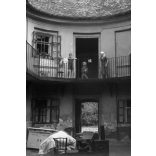 Szendrő István jelzetlen fotónegatívja, a selyemgombolyító épülete Óbudán, Budapest, Miklós tér 1., udvar, textilipar, épület, helytörténet,  Horthy-korszak, 1930-as évek,  Eredeti nagyméretű fotó negatív!