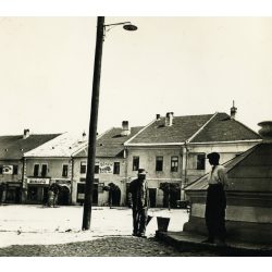   Főtér a kúttal, Nagybiccse (Bytča), Felvidék, üzletek, reklámok, feliratok, helytörténet, Horthy-korszak, 1930-as évek. Eredeti fotó,  papírkép.  