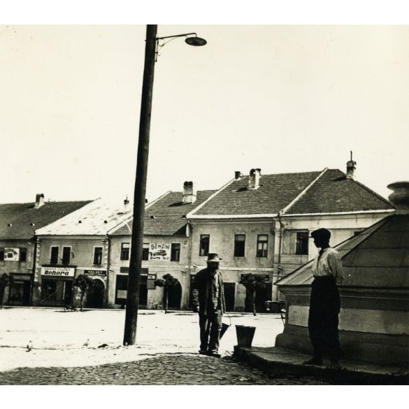 Főtér a kúttal, Nagybiccse (Bytča), Felvidék, üzletek, reklámok, feliratok, helytörténet, Horthy-korszak, 1930-as évek. Eredeti fotó,  papírkép.  